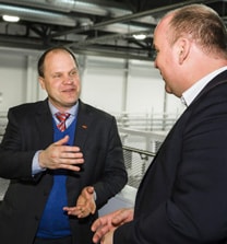 "AlttextBildtext=Klas Forsstr&ouml;m, President Sandvik Coromant and Axel Kupper, Manager Marketing and Business Development, Gear Milling Solutions at the event.