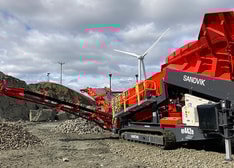 A mobile scalper complete with hybrid drive in operation in a quarry