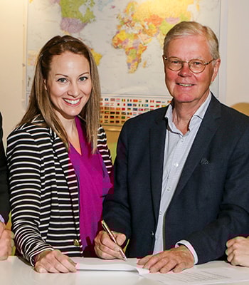 Jessica Alm from Sandvik and Jan Byfors from Engineers Without Borders Sweden sign a partnership agreement.