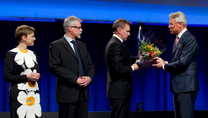 Minna Pirkkanen, Hannu Helen and Jouni Teppo recieving the Wilhelm Haglund medal from Björn Rosengren.