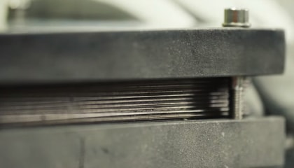 Bränslecellsstack med seriekopplade bränsleceller. 