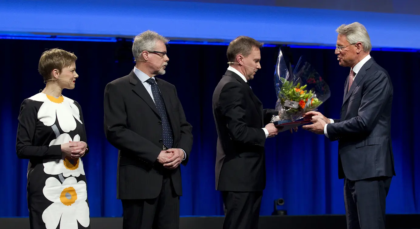 Minna Pirkkanen, Hannu Helen and Jouni Teppo recieving the Wilhelm Haglund medal from Björn Rosengren.