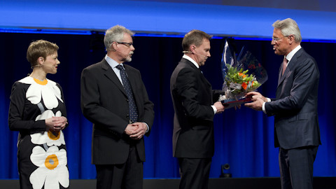 Minna Pirkkanen, Hannu Helen and Jouni Teppo recieving the Wilhelm Haglund medal from Björn Rosengren.