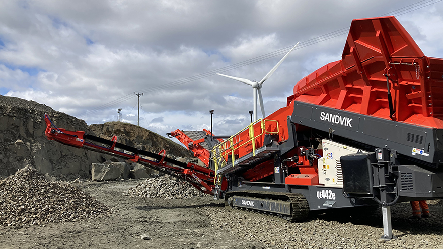 A mobile scalper complete with hybrid drive in operation in a quarry