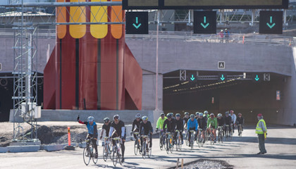 Bicyclers racing through the Ranta tunnel.
