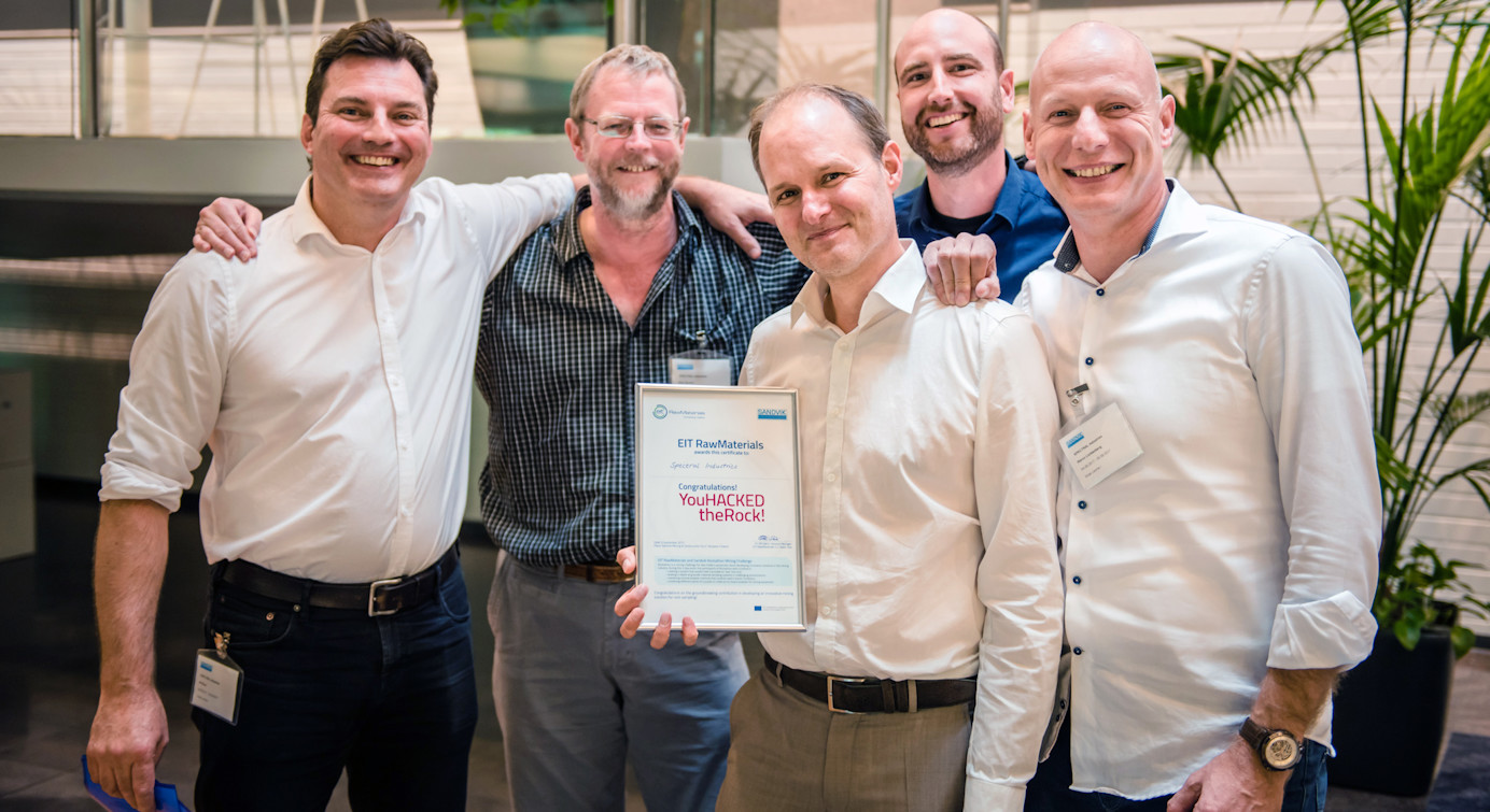 Five persons recieving the winner diploma.